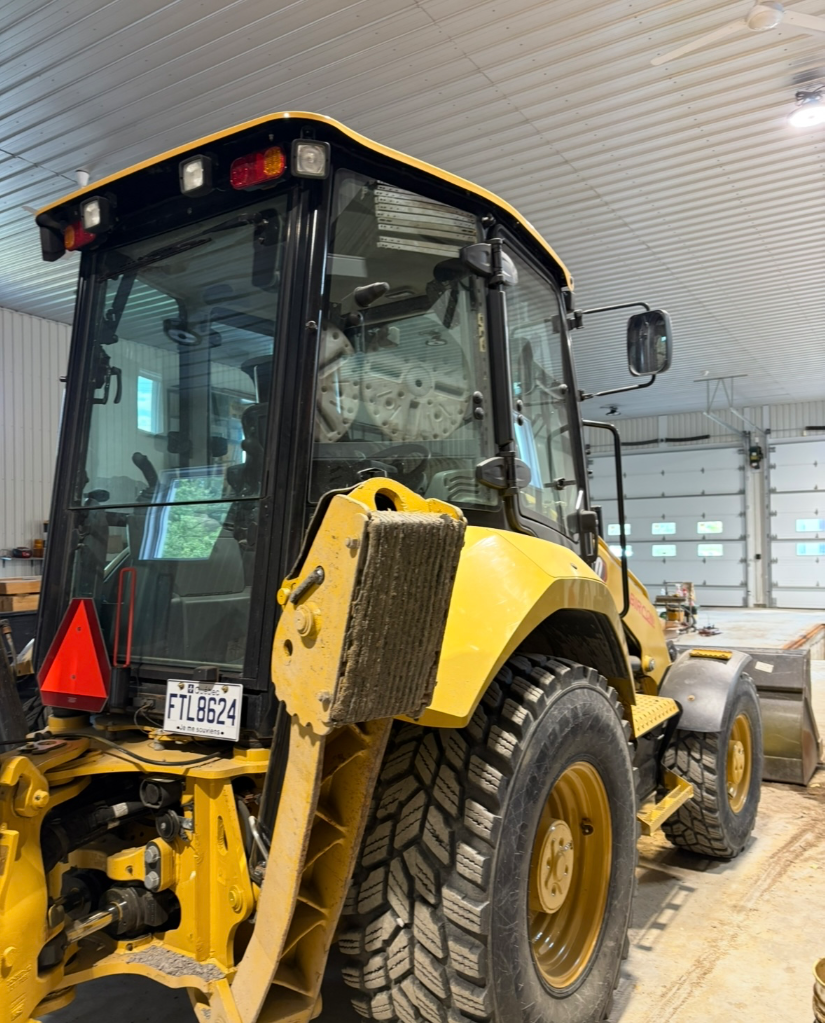 backhoe-caterpillar-2021